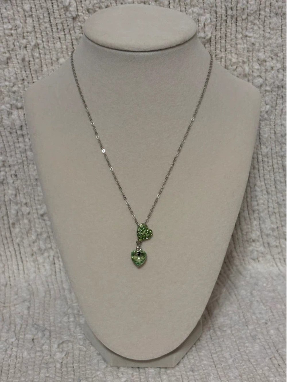 Sliver toned necklace with great heart shaped pendant
